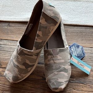 TOMS Women's Tan Camouflage Flats